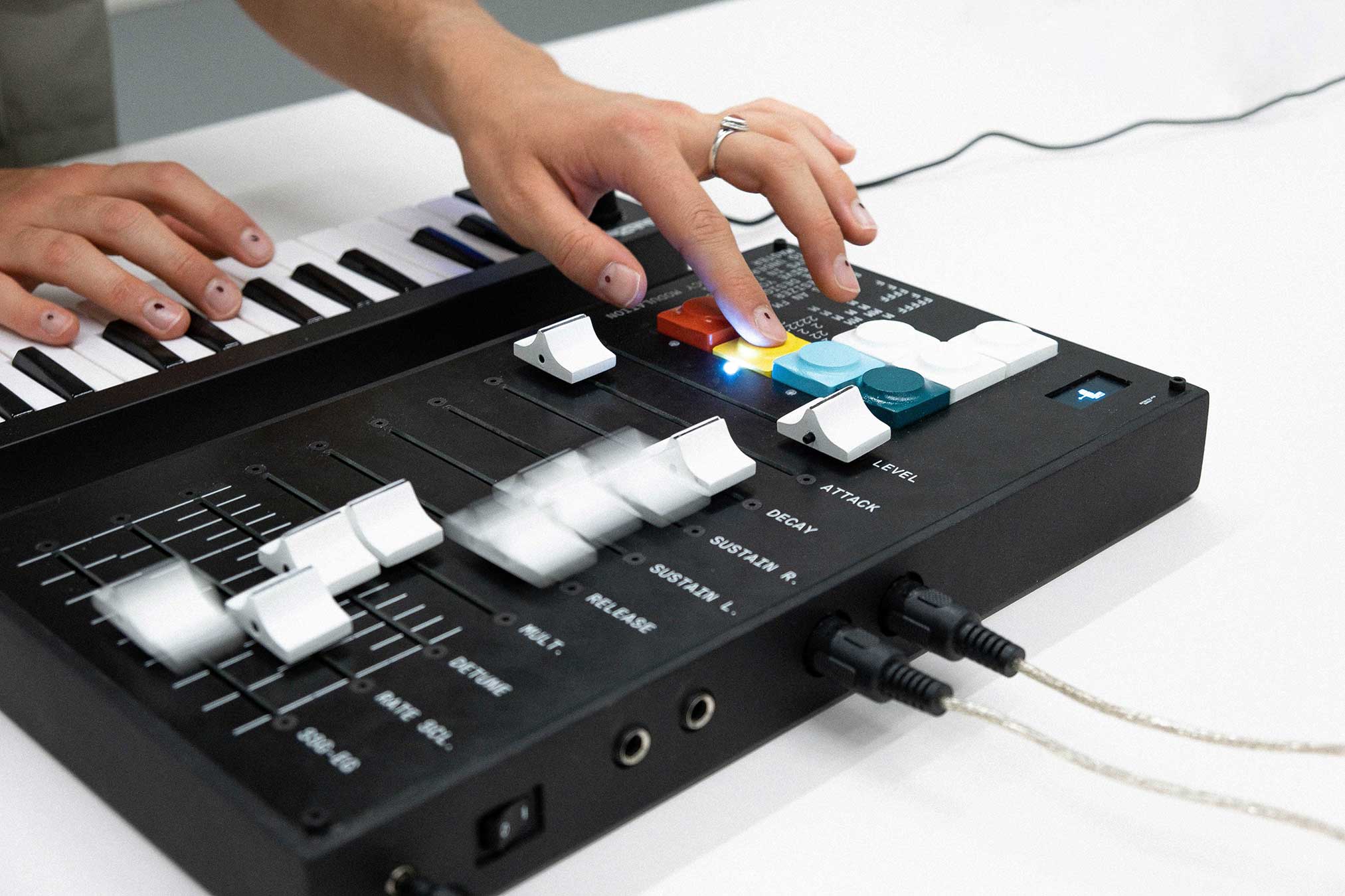 FM-42 Synthesiser — close-up